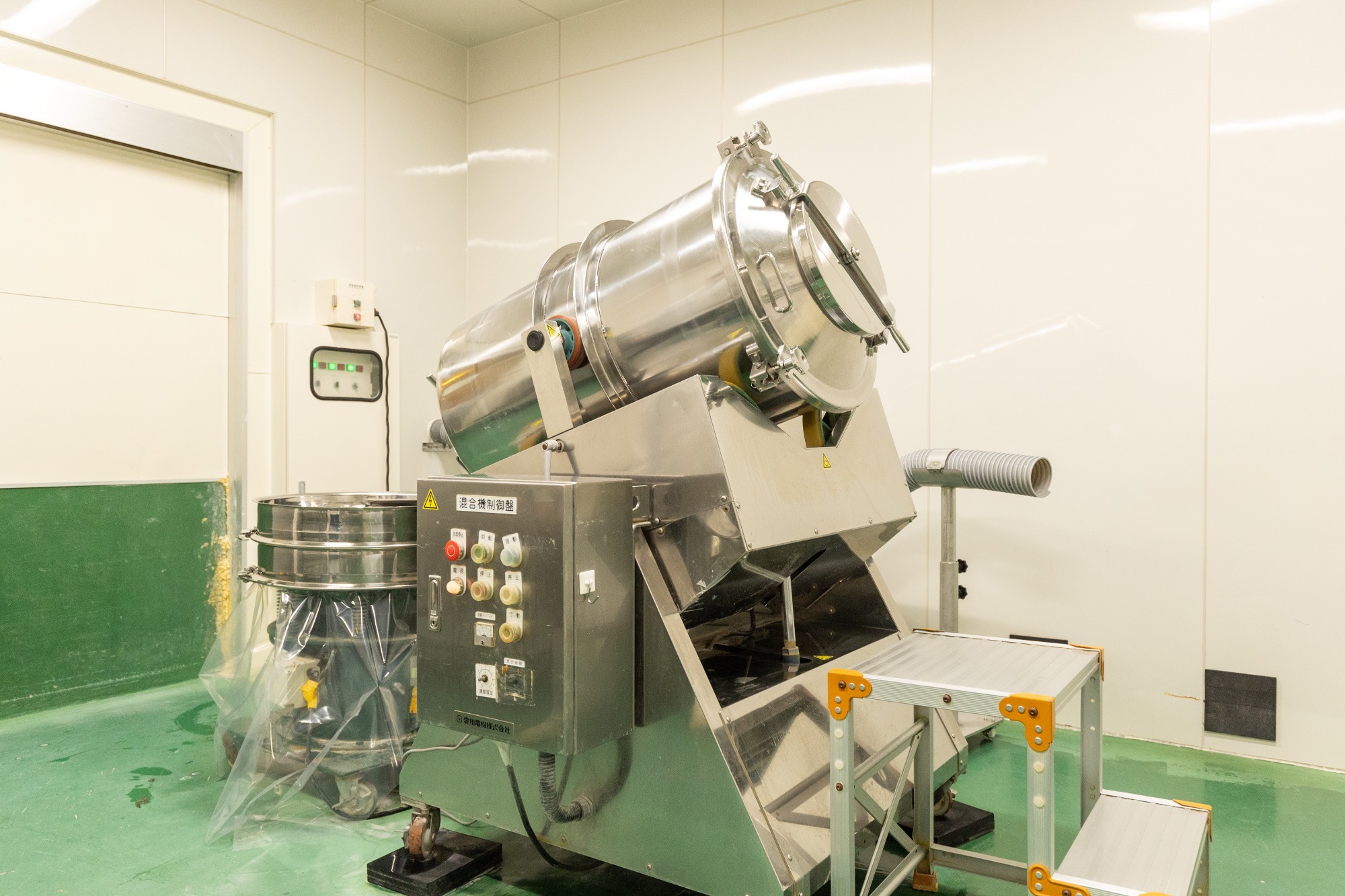 粉体混合ミキサー(容量:約100~150kg) 粉体混合ミキサー(容量:約100~150kg)